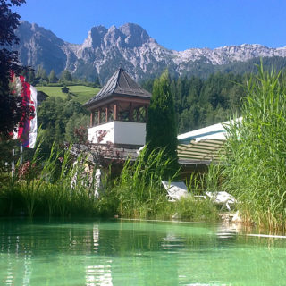 Hotel der Löwe Aussenansicht Naturpool