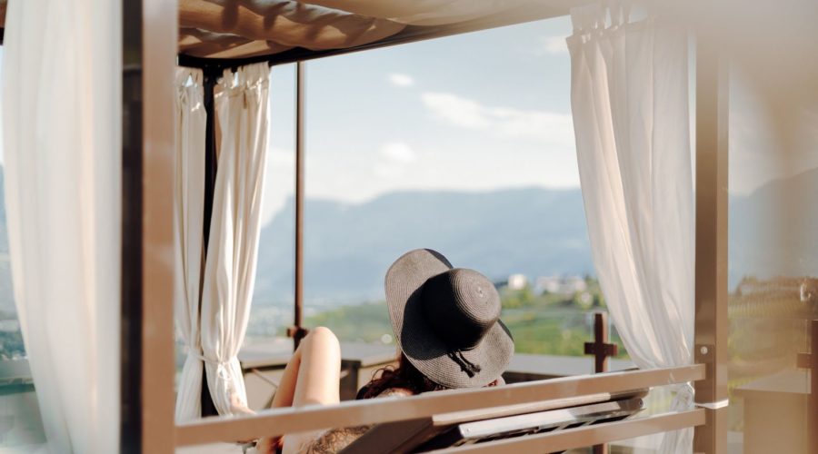 Frau Entspannt In Der Sonne Hotel Golserhof