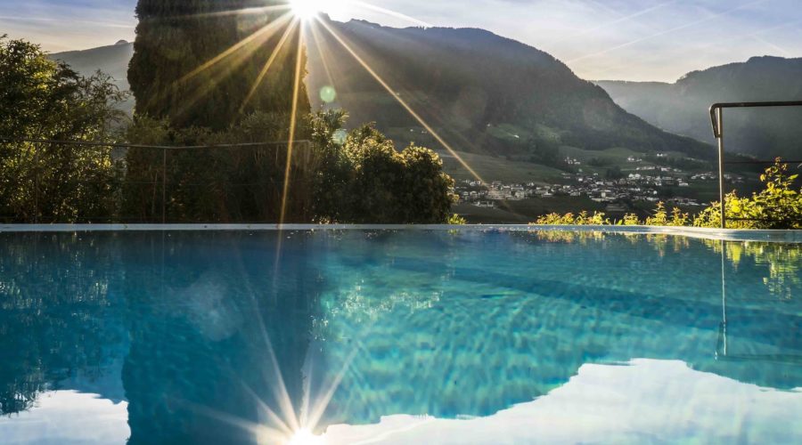 Pool Mit Blick Auf Berge Im Sommer Hotel Ansitz Golserhof