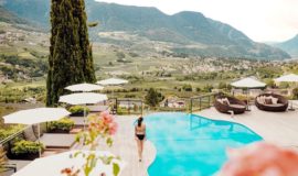 Terrasse Inmitten Einer Tollen Gruenlandschaft Hotel Golserhof