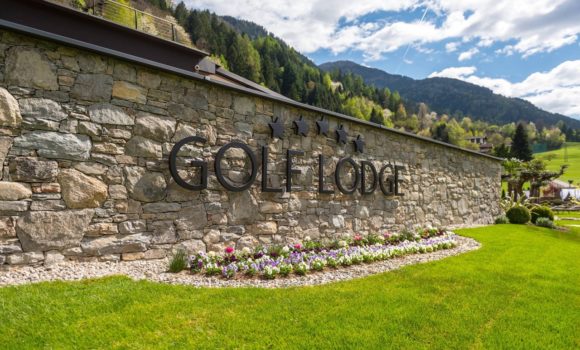 Golf Lodge Schriftzug An Mauer