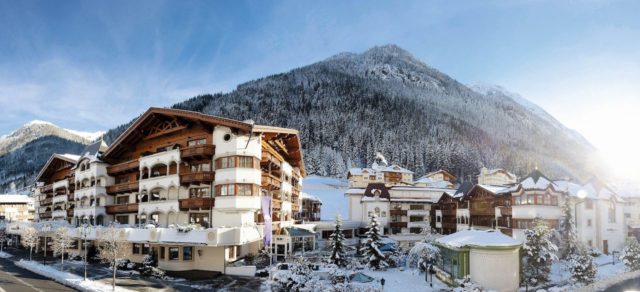 Aussenansicht Im Winter Bei Tag Mit Bergpanorama Trofana Royal