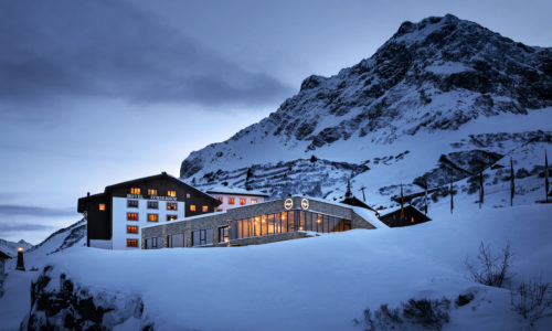 Aussenansicht Daemmerung Hotel Zuerserhof