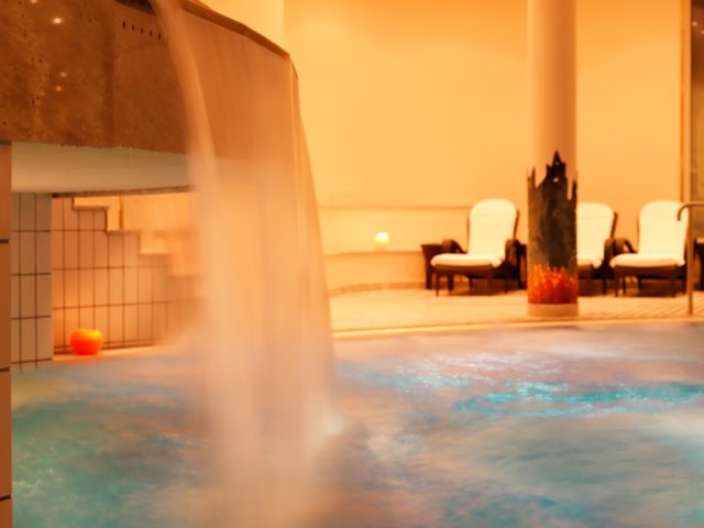 Indoorpool Mit Wasserfall Hotel Zuerserhof