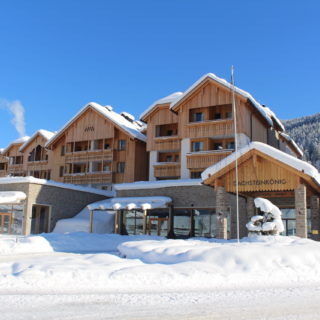 Frontansicht Im Winter Leading Family Hotel Resort Dachsteinkoenig
