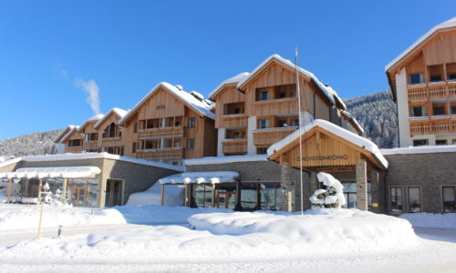 Frontansicht Im Winter Leading Family Hotel Resort Dachsteinkoenig
