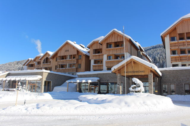 Frontansicht Im Winter Leading Family Hotel Resort Dachsteinkoenig