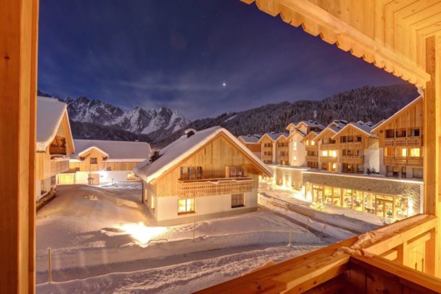 Hotelansicht Mit Chaletdorf Leading Family Hotel Resort Dachsteinkoenig