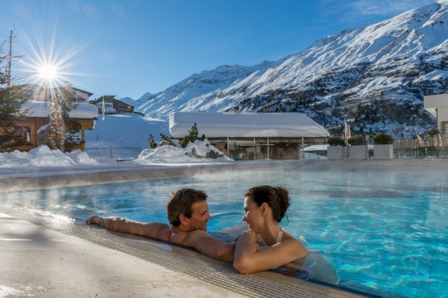 Paerchen Geniesst Outdoorpool Im Winter C Alexander Maria Lohmann Hotel Hochfirst