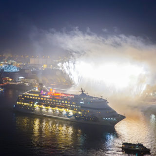AIDAcara Wird In Hamburg Nach Der Weltreise Mit Einem Feuerwerk Begrüßt