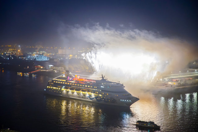 AIDAcara Wird In Hamburg Nach Der Weltreise Mit Einem Feuerwerk Begrüßt