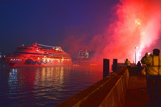 NR AIDAcara Feuerwerk HH