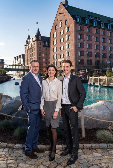 Michael, Ann-Kathrin und Thomas Mack vor dem neuesten 4-Sterne Superior Hotel "Krønasår" des Europa-Park