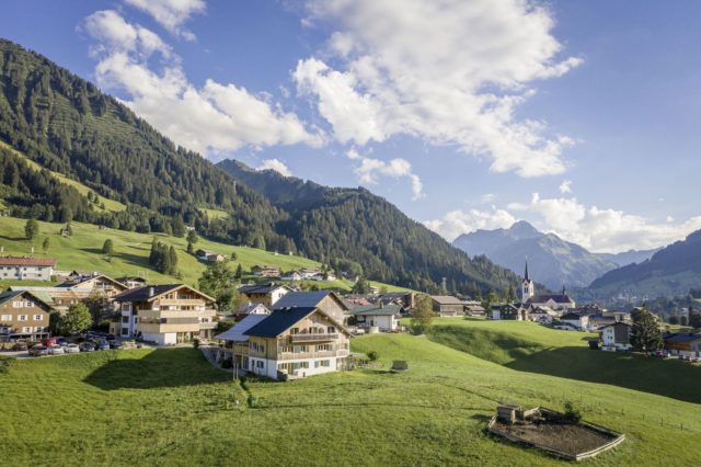 Das Bio Hotel Oswalda Hus Inmitten Gruener Bergwiesen C Clemens Paul Bio Hotel Oswalda Hus Kleinwalsertalhotels