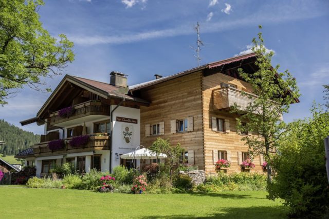 Das Bio Hotel Oswalda Hus Mit Grossem Garten Und Balkonschmuck C Joachim Weiler 1stof8.com Bio Hotel Oswalda Hus Kleinwalsertal Hotels