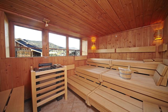 Finnische Sauna Mit Panoramablick C Tobias Burger Bio Hotel Oswalda Hus Kleinwalsertal Hotels