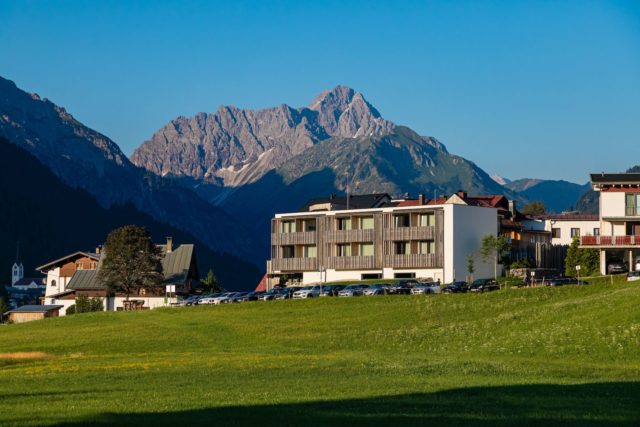 Genuss Aktivhotel Sonnenburg Mit Blick Auf Den Widderstein C Werner Krug Genuss Aktivhotel Sonnenburg Kleinwalsertal Hotels