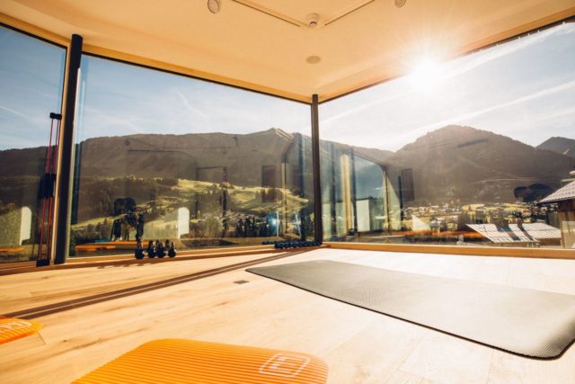 Yoga In Der Brueuege Mit Ausblick Auf Die Berglandschaft C Andy Mayr Genuss Aktivhotel Sonnenburg Kleinwalsertal Hotels 0