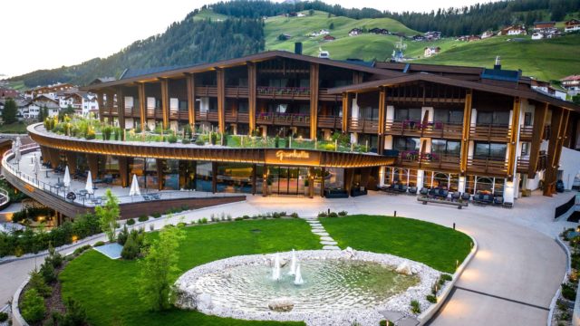Aussenansicht Des Hotels Im Sommer Hotel Granbaita Dolomites