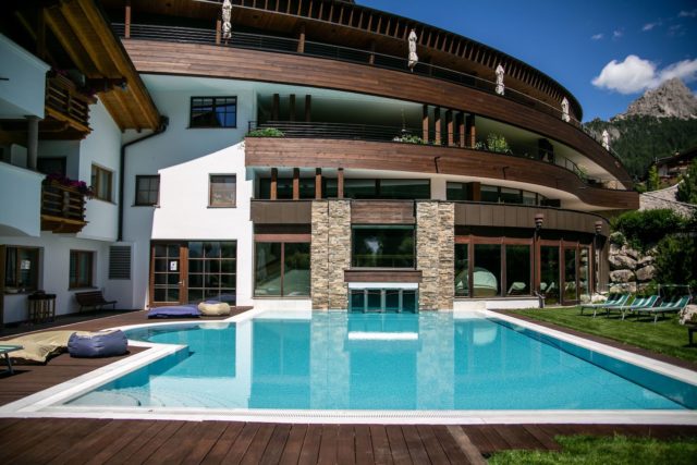 Outdoorpool Bei Tag Hotel Granbaita Dolomites