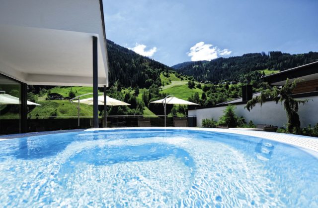 Aussenpool In Gruener Umgebung Das Seemount Superior Active Nature Resort