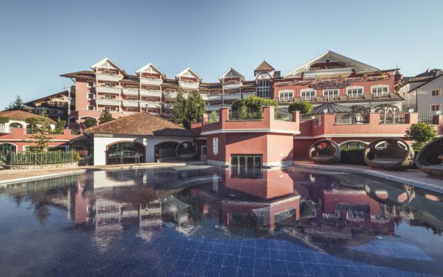 Blick Auf Die Hotelanlage C Hannes Niederkofler Cavallino Bianco Family Spa Grand Hotel