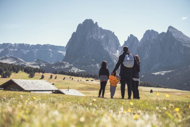 Familie Geniesst Die Aussicht Auf Der Seiser Alm C Hannes Niederkofler Cavallino Bianco Family Spa Grand Hotel