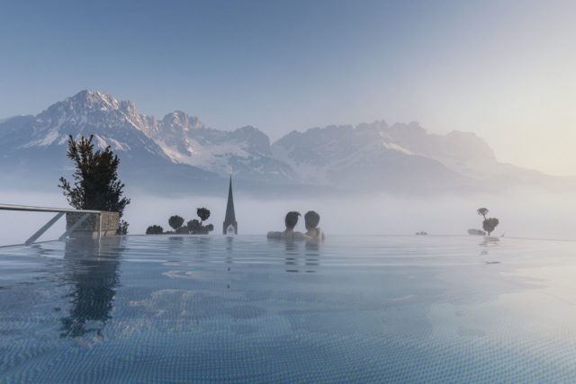 Aussicht Auf Die Verschneite Berglandschaft Aus Dem Pool Geniessen C Daniel Zangerl Hotel Das Kaiserblick