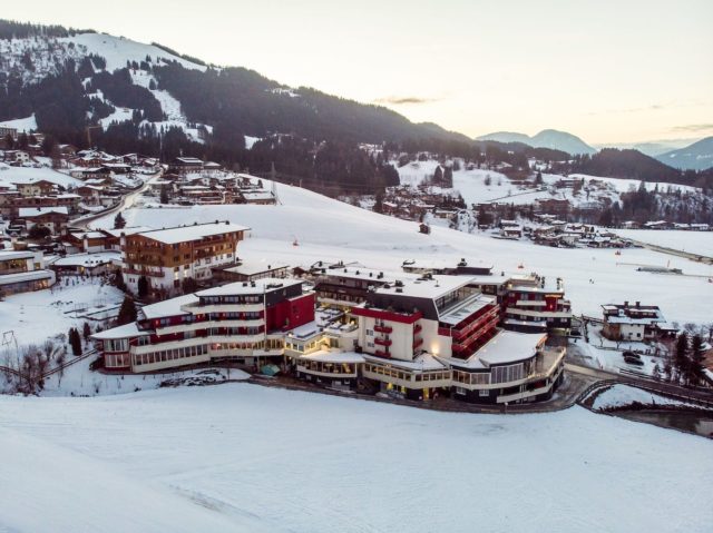 Das Kaiserblick Eingebettet In Die Verschneite Bergwelt Am Wilden Kaiser C Thomas Hennerbichler Hotel Kaiserblick