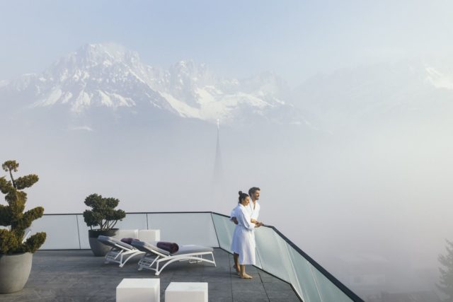 Direkt Neben Dem Pool Die Traumhafte Landschaft Bestaunen C Daniel Zangerl Hotel Das Kaiserblick