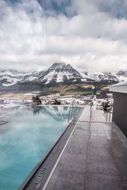 Exklusiver Infinity Sky Pool Im Verschneiten Ellmau C Thomas Hennerbichler Hotel Kaiserblick