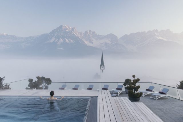 Outdoor Pool Mit Liegen Inmitten Einer Traumhaften Landschaft C Daniel Zangerl Hotel Das Kaiserblick