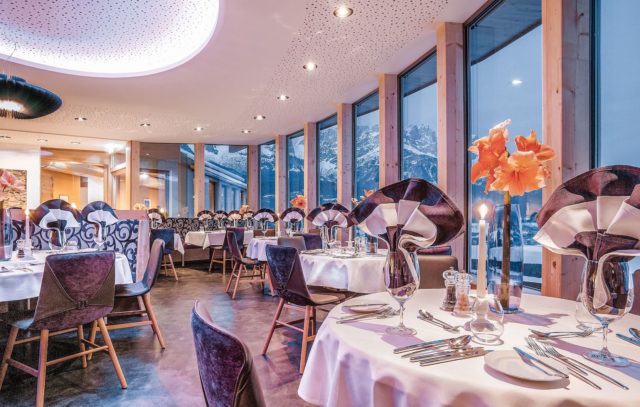 Restaurantbereich Mit Panoramafenster Und Blick Auf Die Berglandschaft C Auer Markus Hotel Kaiserblick