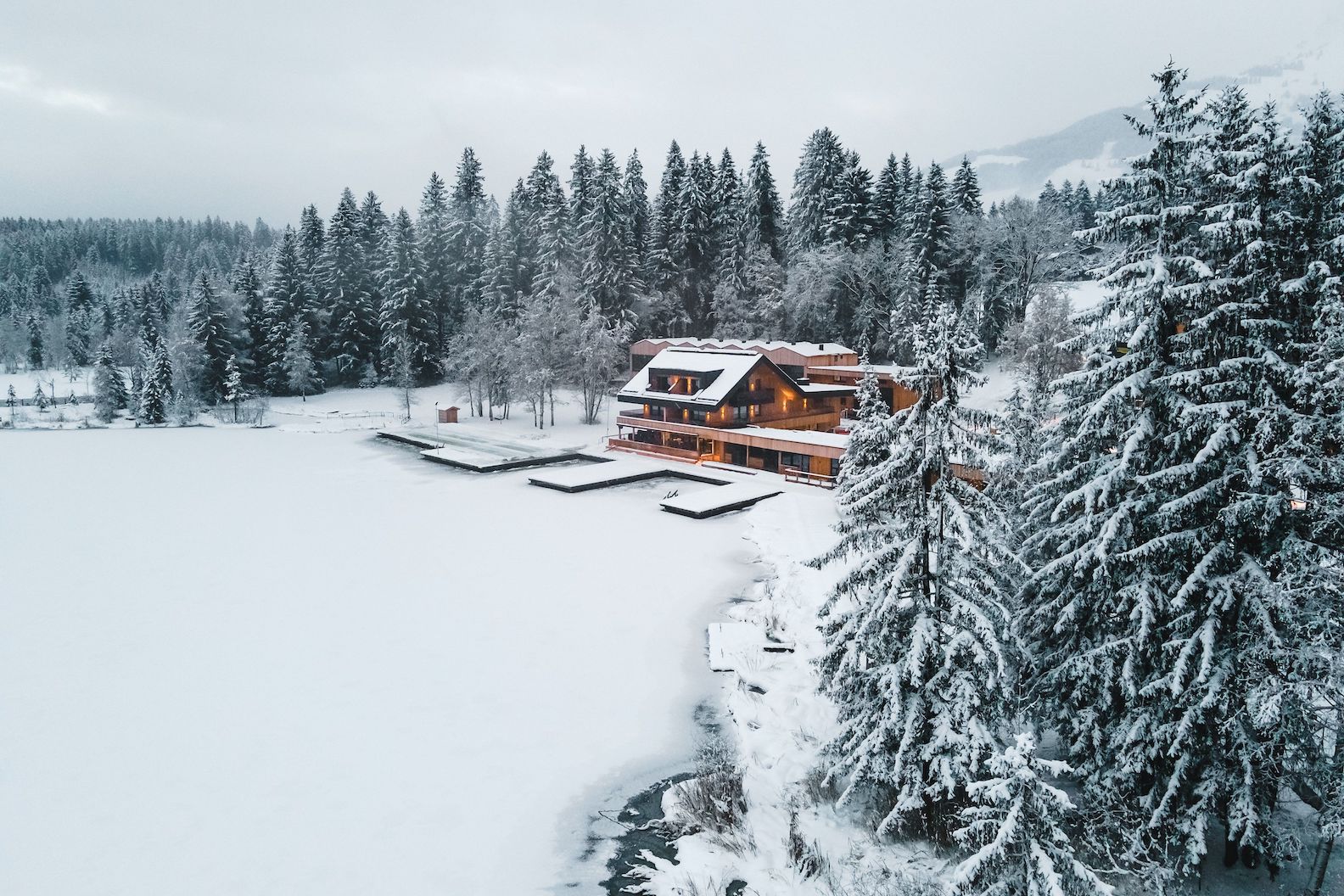 Alpenhotel Umgeben Von Schnee C Jukka Pehkonen Alpenhotel Kitzbuehel