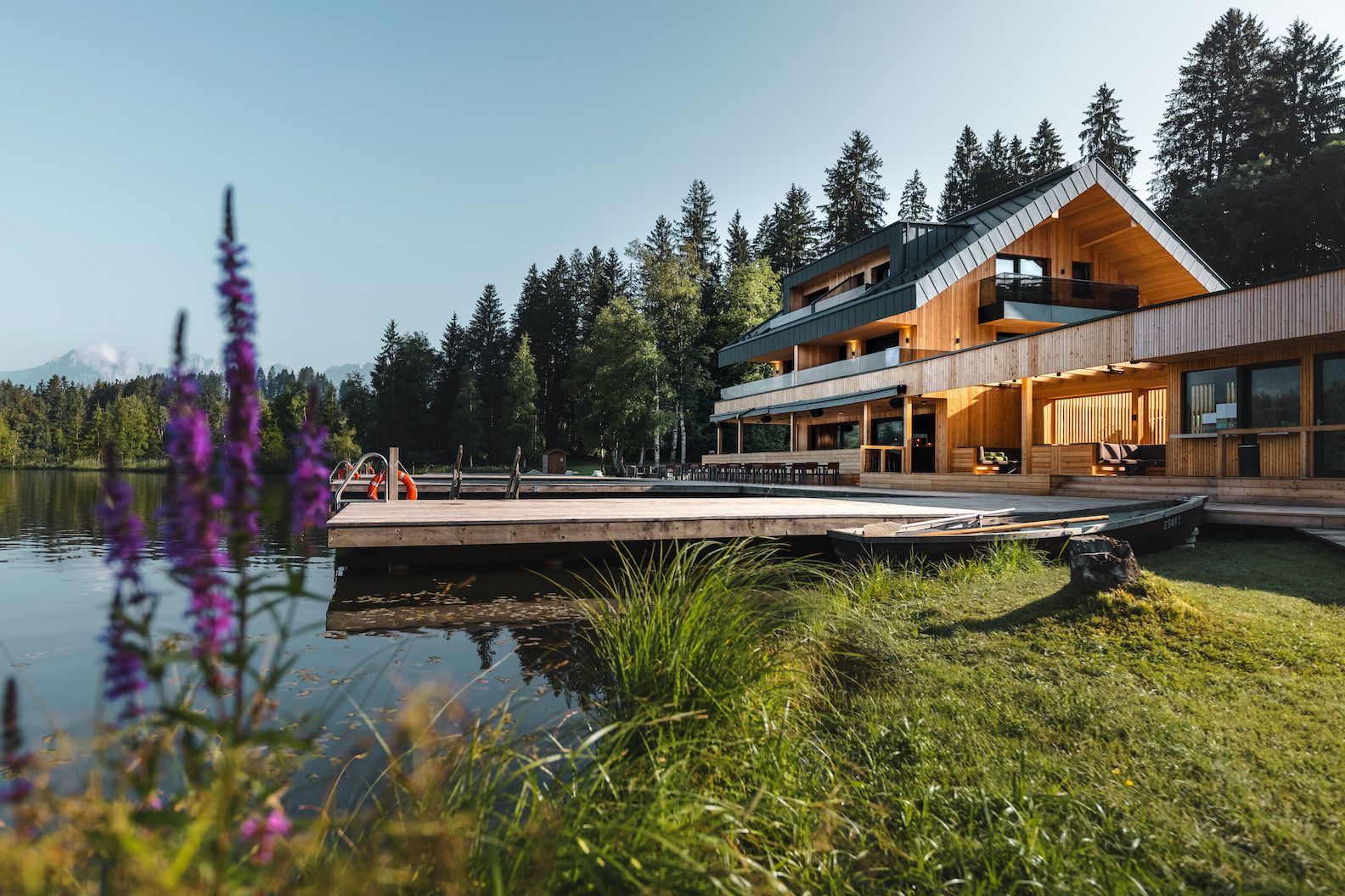 Aussenansicht Des Aplenhotels Im Sommer C Jukka Pehkonen Alpenhotel Kitzbuehel