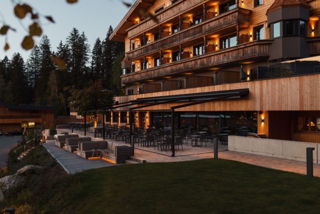 Das Alpenhotel In Sommerlicher Abendstimmung C Jukka Pehkonen Alpenhotel Kitzbuehel