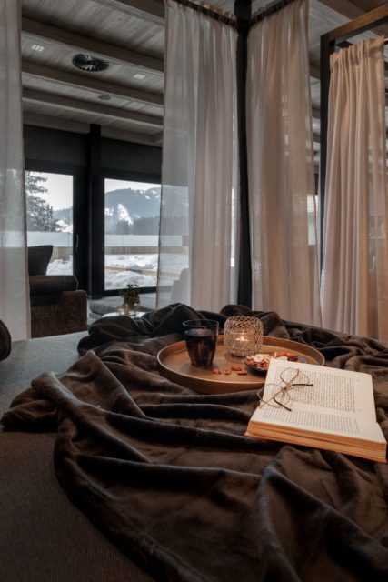 Ein Gutes Buch Entspannt Im Bett Lesen C Jukka Pehkonen Alpenhotel Kitzbuehel