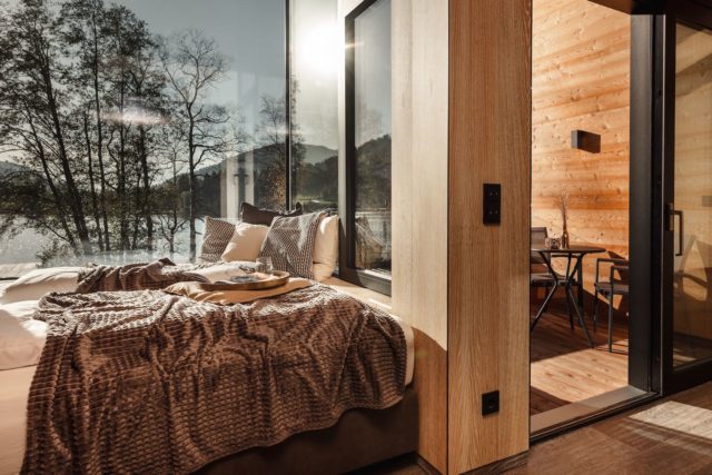 Gemuetliches Doppelbett Mit Wunderschoener Aussicht C Jukka Pehkonen Alpenhotel Kitzbuehel