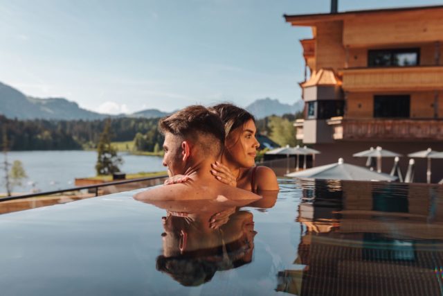 Paerchen Geniesst Auszeit Im Pool C Jukka Pehkonen Alpenhotel Kitzbuehel