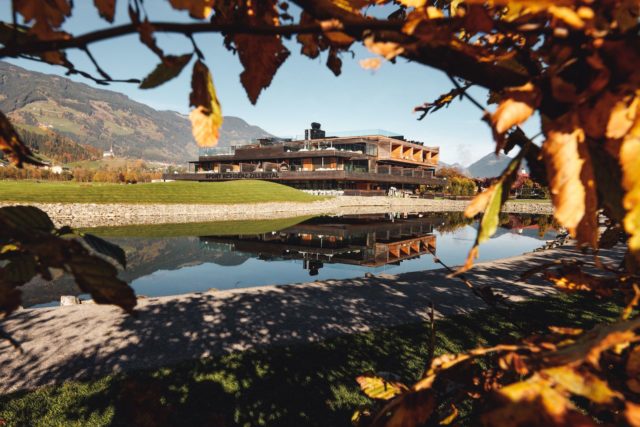 Aussenansicht Der Sportresidenz Im Herbst C Jukka Pehkonen Golfclub Zillertal Uderns