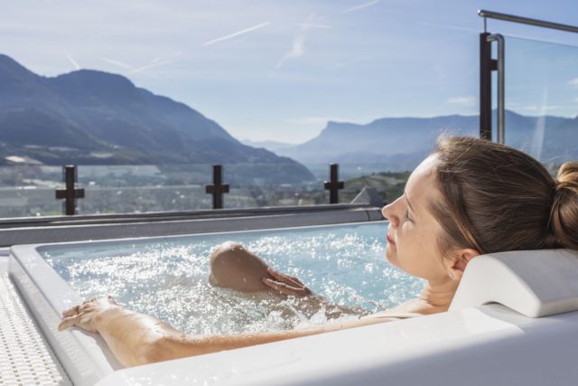 Entspannung Pur Im Hot Whirlpool Auf Der Dachterrasse Mit Blick Auf Die Weinberge C Tiberio Sorvillo Hotel Golserhof