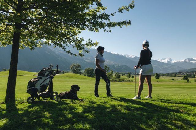 Golf Mit Vierbeinigem Begleiter C Jukka Pehkonen Golfclub Zillertal Uderns