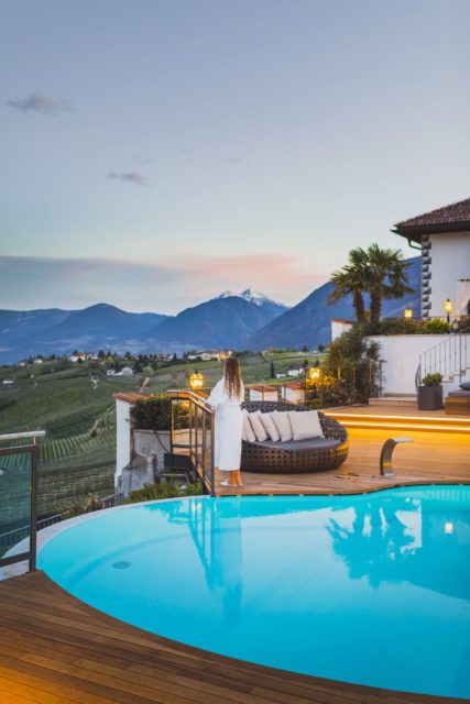 Hotelpool Mit Traumhafter Bergkulisse Bei Sonnenuntergang C Tiberio Sorvillo Hotel Ansitz Golserhof