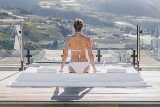 Im Whirlpool Entspannen Bei Traumhaften Bergblick Hotel Golserhof