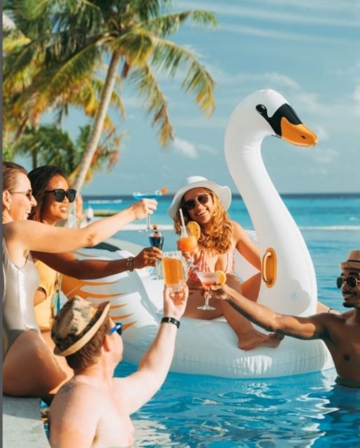 Nova Maldives Cocktails Im Pool