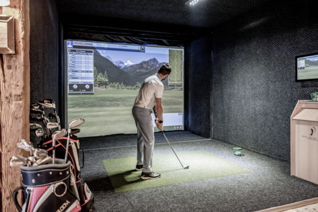 Spass Und Action Am Golfsimulator Im Ski & Wellnessresort Hotel Riml ©Alexander Maria Lohmann