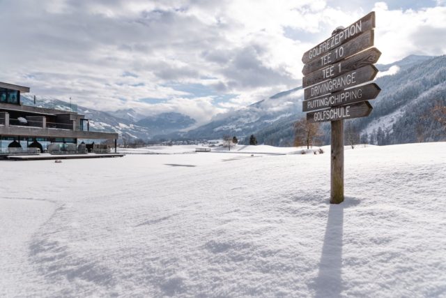 Wegweiser In Schneebedeckter Landschaft C Jukka Pehkonen Sportresidenz Zillertal