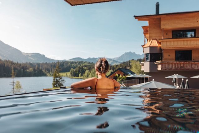 Den Tollen Ausblick Aus Dem Infinity Pool Geniessen C Jukka Pehkonen Alpenhotel Kitzbuehel