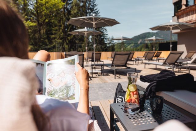 Sonne Tanken Auf Der Grossen Terrasse C Jukka Pehkonen Alpenhotel Kitzbuehel