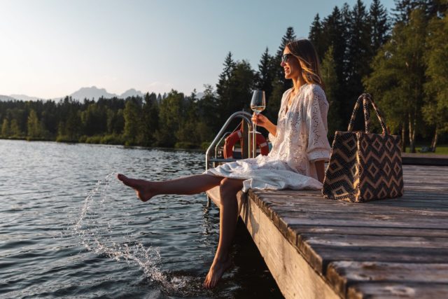 Warmen Sommertag Am See Mit Einem Glas Sekt Geniessen C Jukka Pehkonen Alpenhotel Kitzbuehel